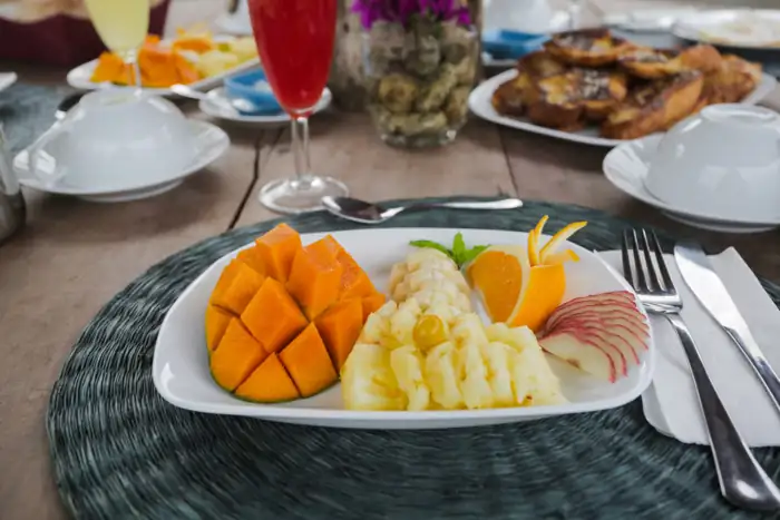 Assiette de fruits tropicaux